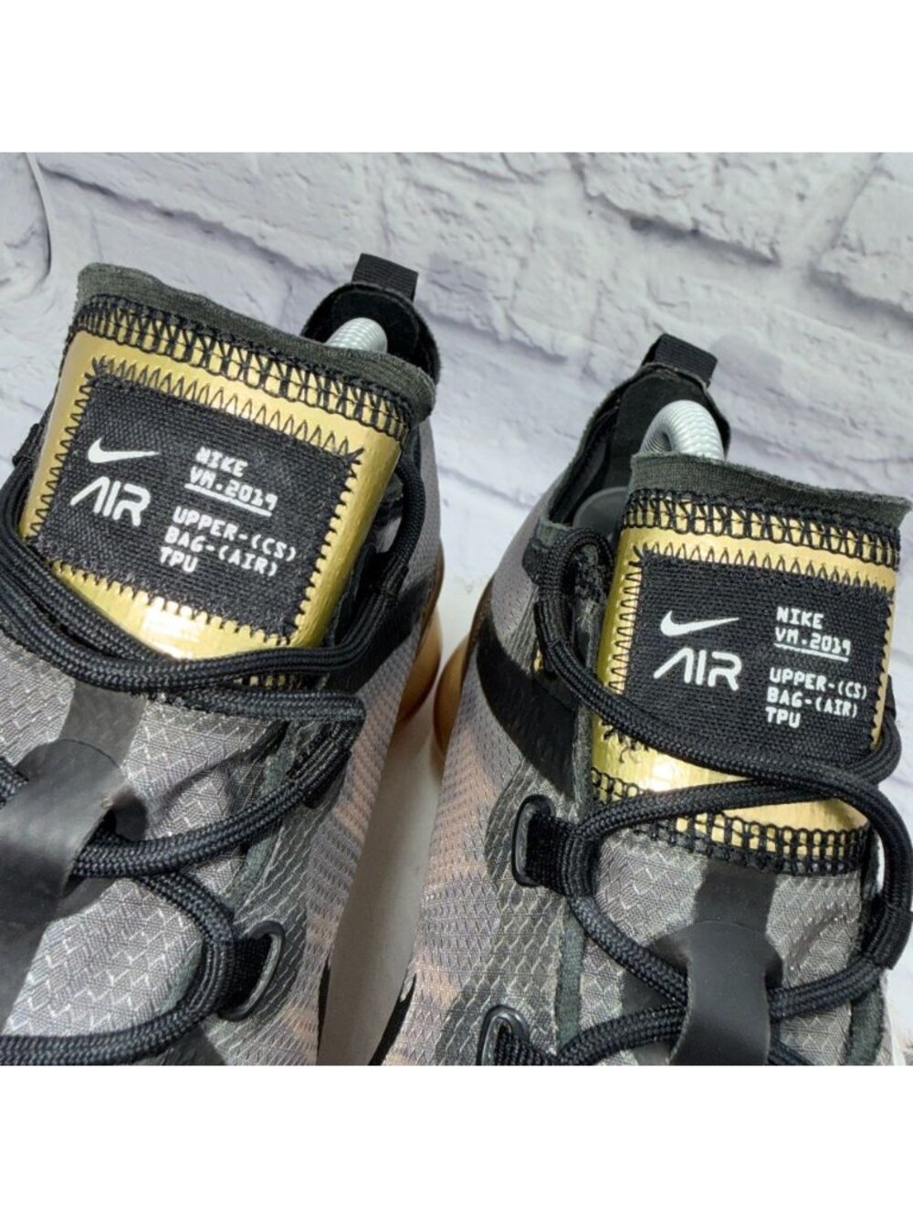 Nike Air Vapormax Black Gold Mens Size 9.5 Running Shoes AR6631-002 Sneakers - Picture 4 of 13